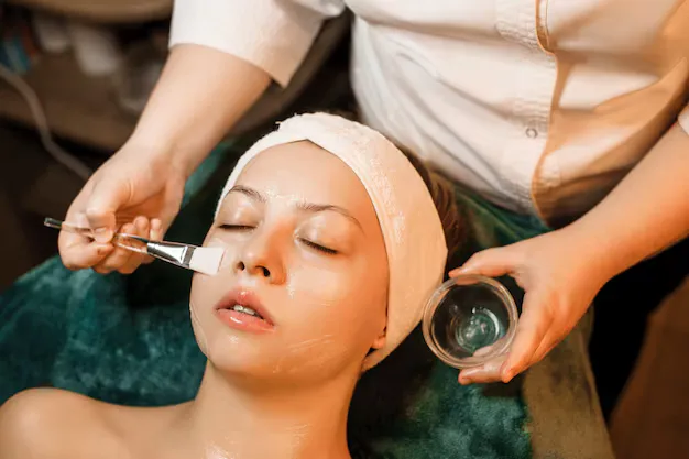 وضع ماسك مغذي بعد جلسة تنظيف البشرة لتهدئة الجلد وترطيبه