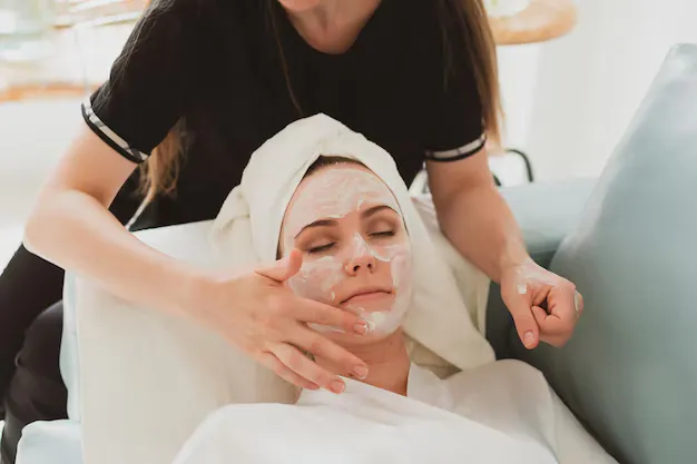 تنظيف البشرة لإزالة الرؤوس السوداء