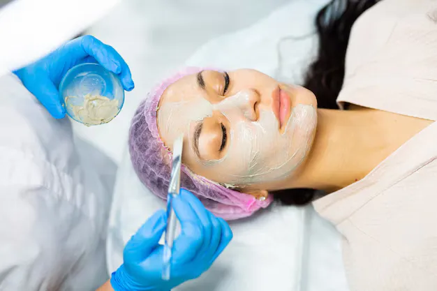 نتائج جلسات تنظيف البشرة قبل وبعد مع توهج ونضارة فورية