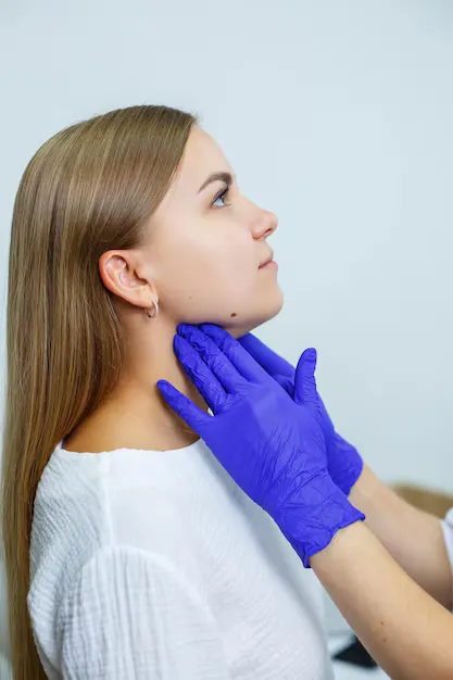 تقنية نفرتيتي قبل وبعد لشد الرقبة وتقليل الترهلات بنتائج طبيعية في مركز لاروز