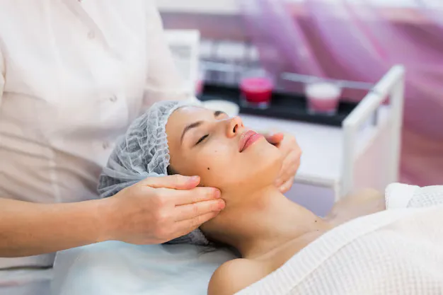 مركز العناية بالبشرة في مركز لاروز بإشراف دكتور نجلاء