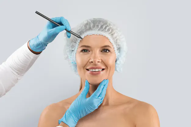 صورة لوجه يحدد الدكاترة الاجزاء التي تحتاج لرفع به